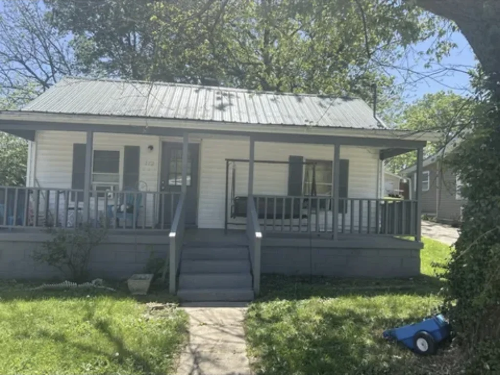 2 Rental Houses, $2200 per month income. Both are 2/1 units near downtown