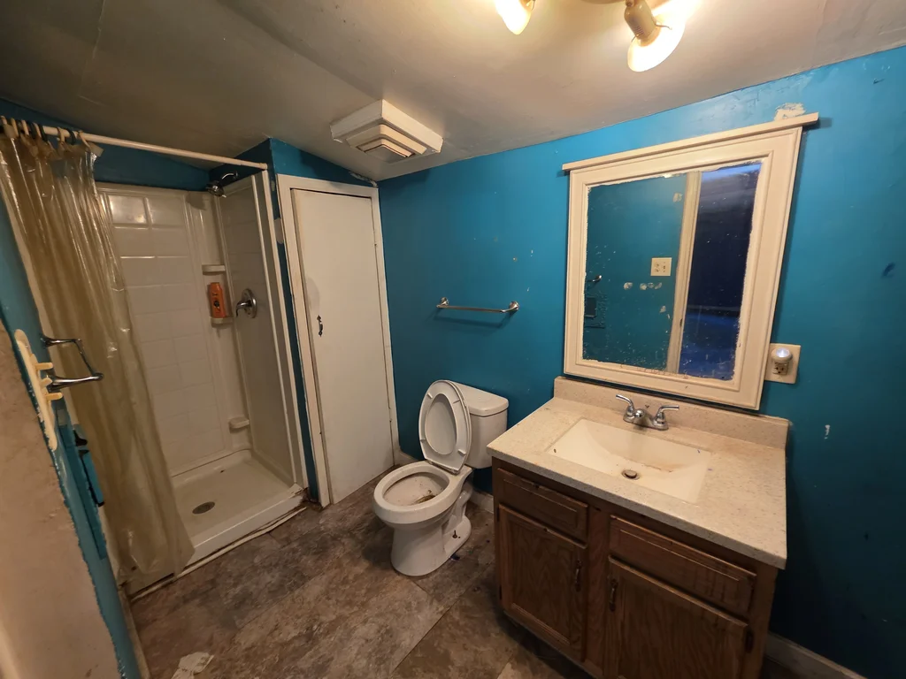 2 Rental Houses, $2200 per month income. Both are 2/1 units near downtown