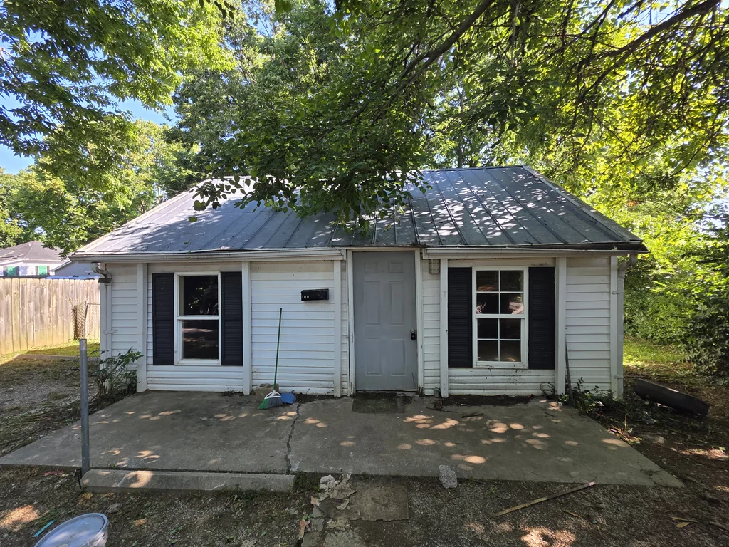 2 Rental Houses, $2200 per month income. Both are 2/1 units near downtown